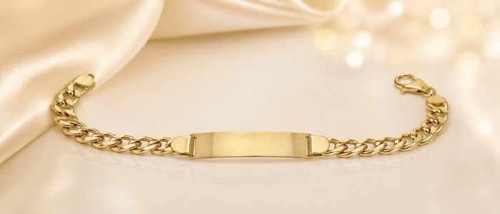 pulsera dorada con placa para gravar nombre